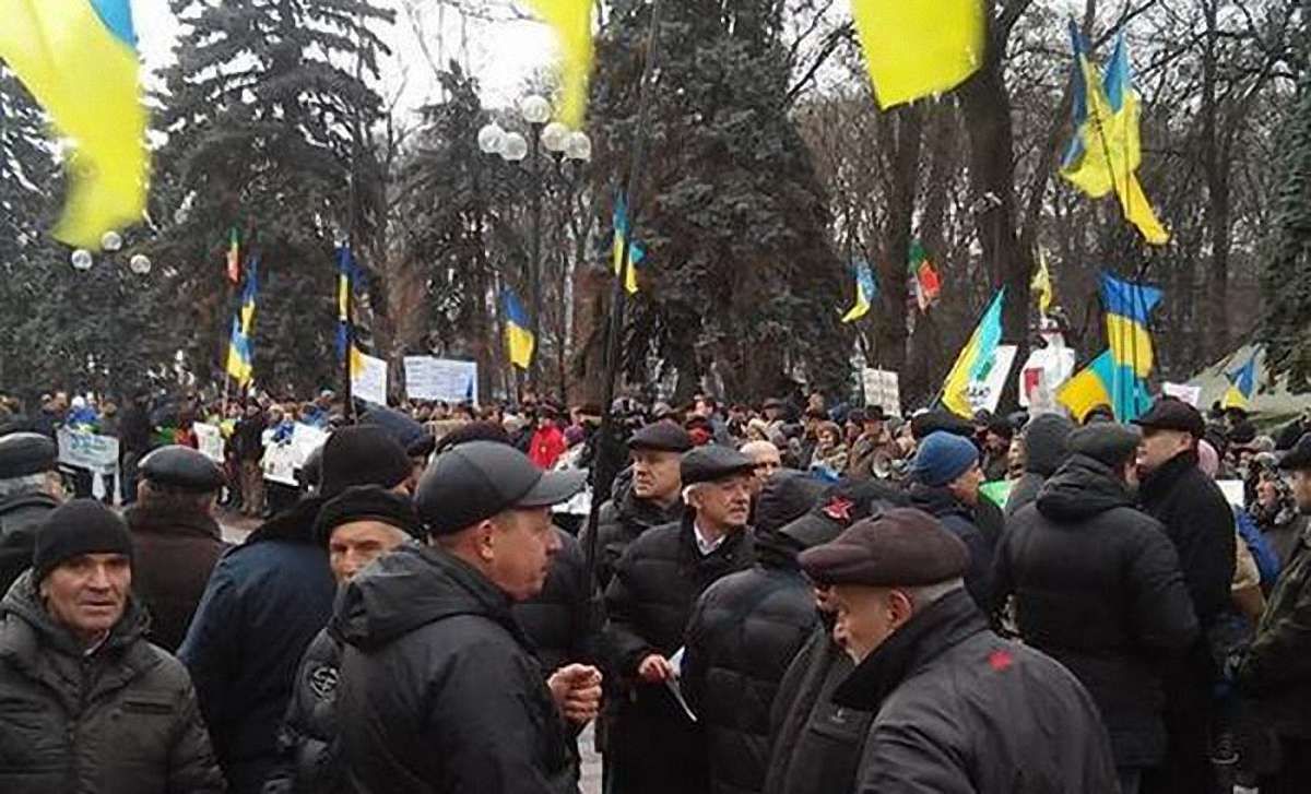 Активісти під Верховною Радою вимагають розглянути питання про перевибори у Кривому Розі