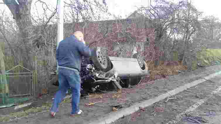 На трасі Київ-Чоп злетів з дороги BMW