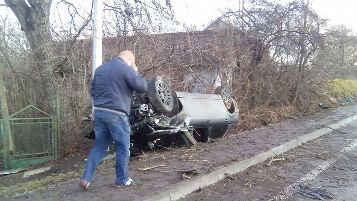 На трасі Київ-Чоп злетів з дороги BMW