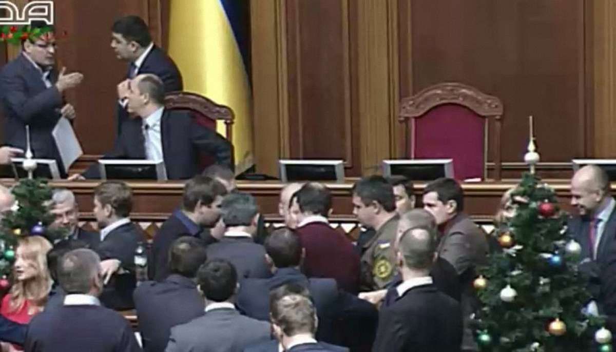 «Самопоміч» заблокувала трибуну Верховної Ради, вимагаючи перевиборів у Кривому Розі