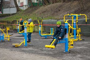 У Львові відкрили спортивний майданчик з вуличними тренажерами