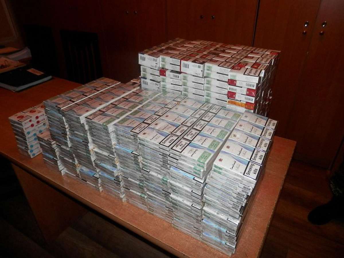 Львівські митники вилучили автобус у контрабандиста цигарок