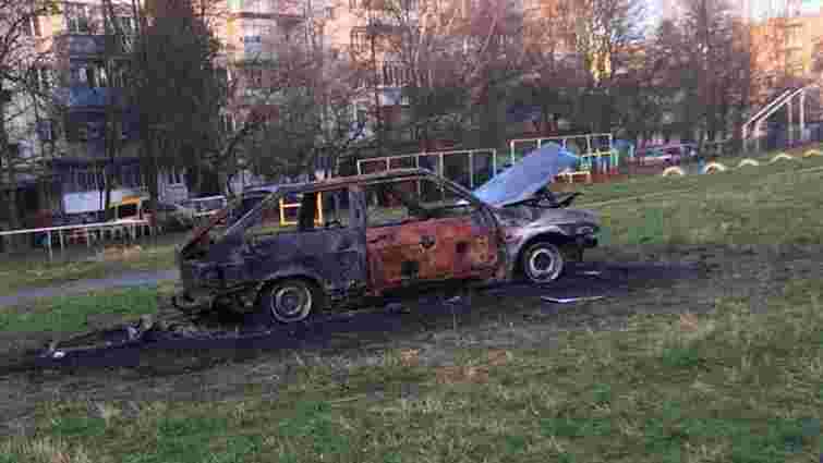 У Львові на шкільному футбольному полі згорів автомобіль