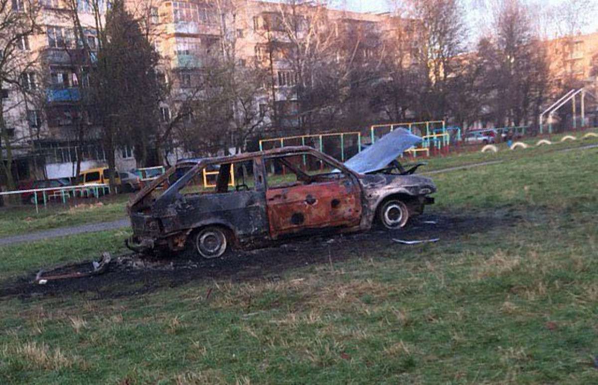 У Львові на шкільному футбольному полі згорів автомобіль