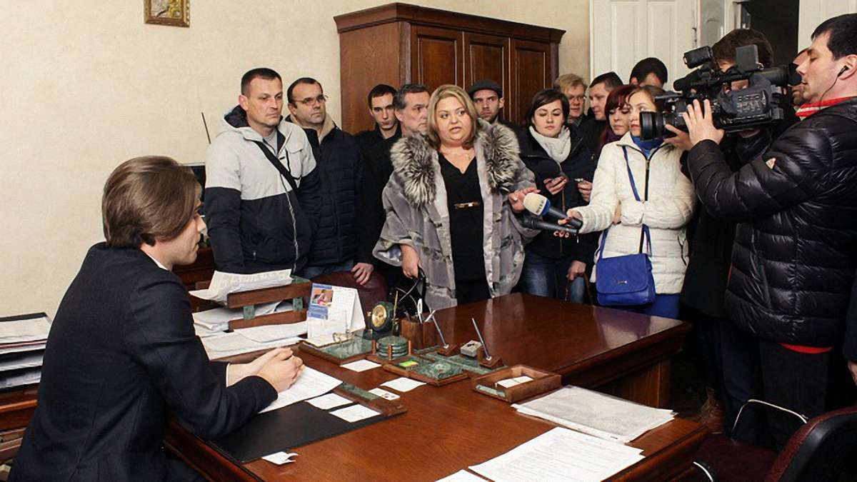 Активісти вимагали від керівника ДМС Львівщини написати заяву на звільнення