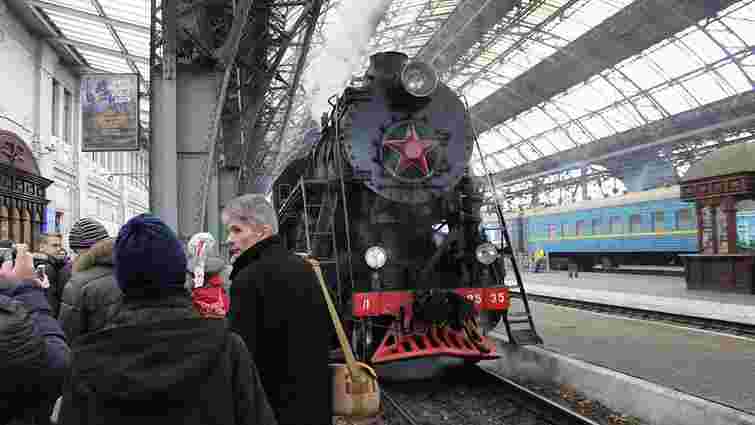 На святковий ретро-потяг у Львові неймовірний ажіотаж
