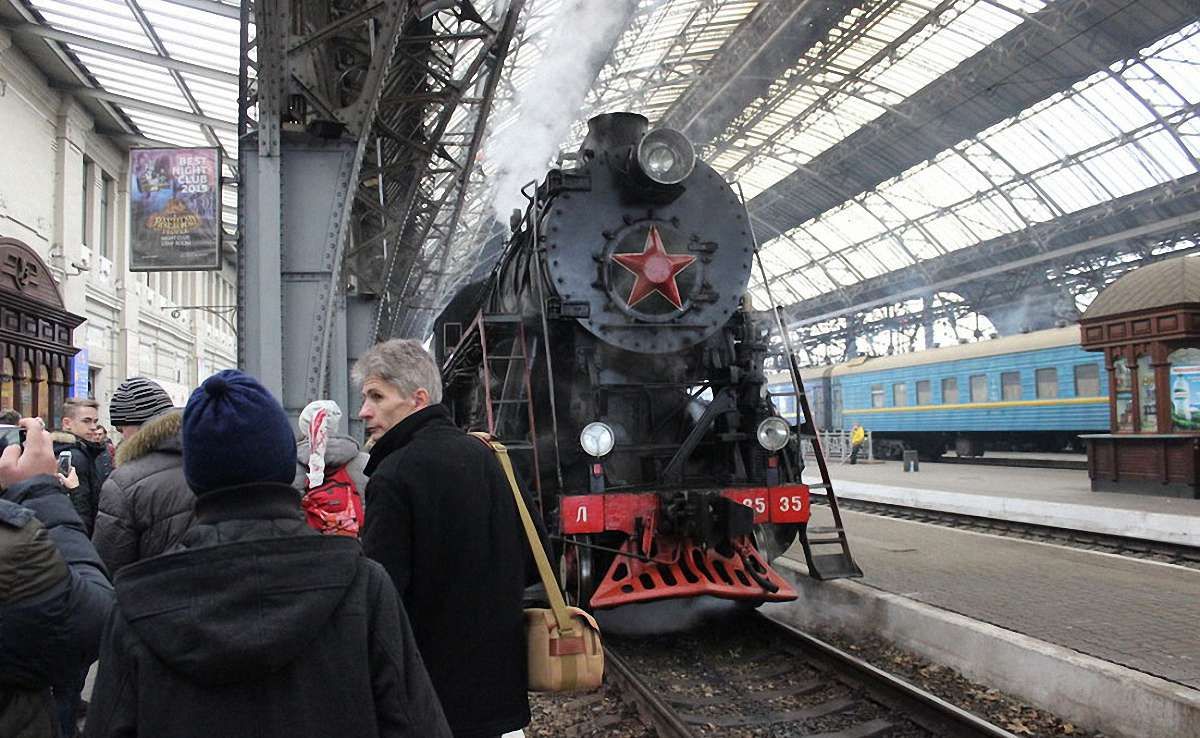 На святковий ретро-потяг у Львові неймовірний ажіотаж