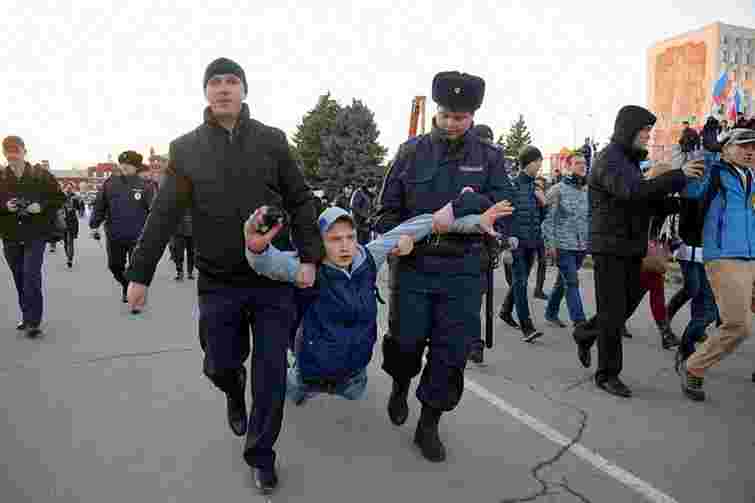 У Росії активістам загрожує 3 роки в’язниці за графіті червоно-чорного прапору