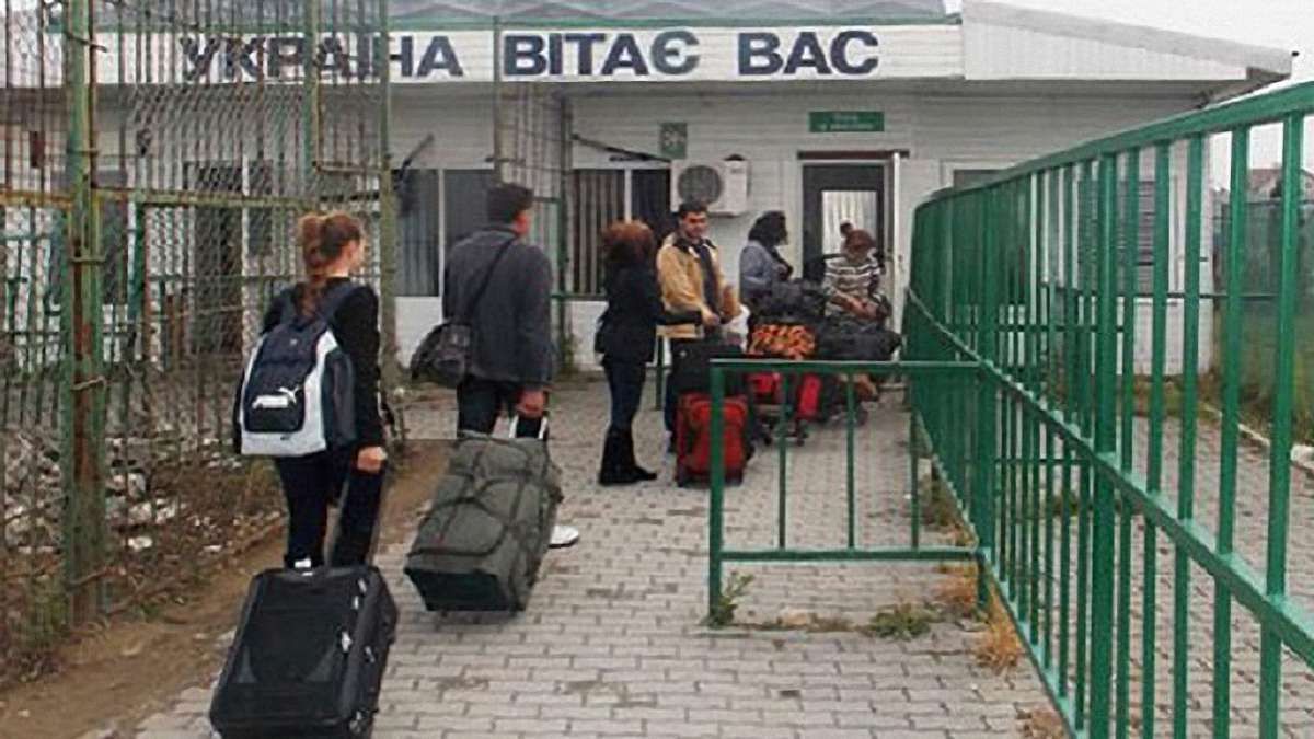 Пішохідний рух у пункті пропуску «Угринів-Долгобичув» продовжать на півроку