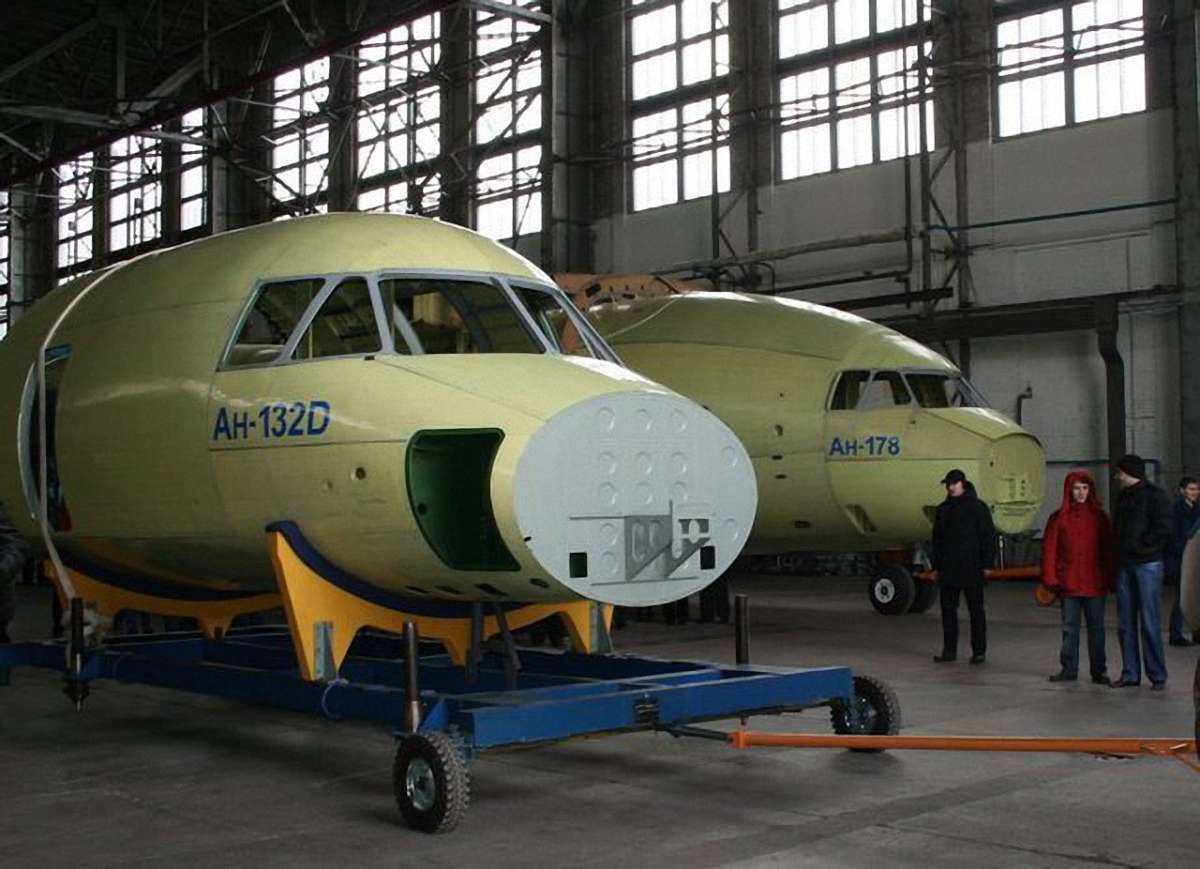 «Антонов» завершив дослідне збирання транспортного літака Ан-178 і легкого Ан-132