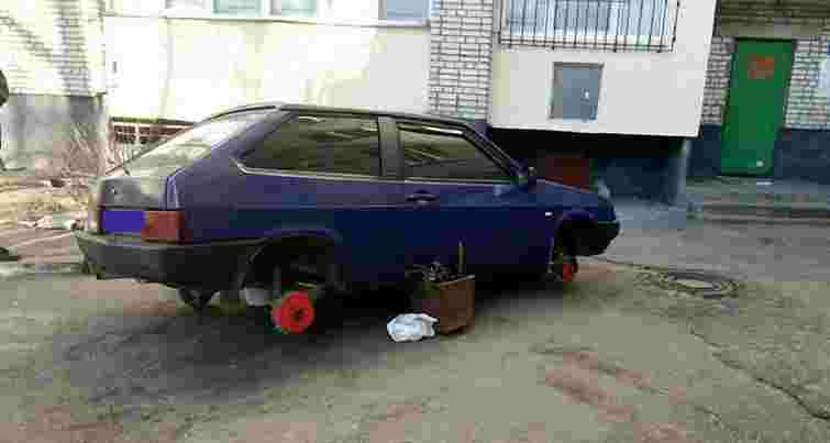 У Львові чоловік викрав колеса від машини свого сусіда