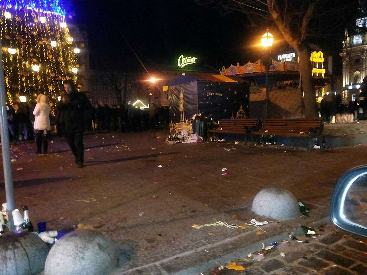 Під час святкування Нового року центр Львова закидали сміттям