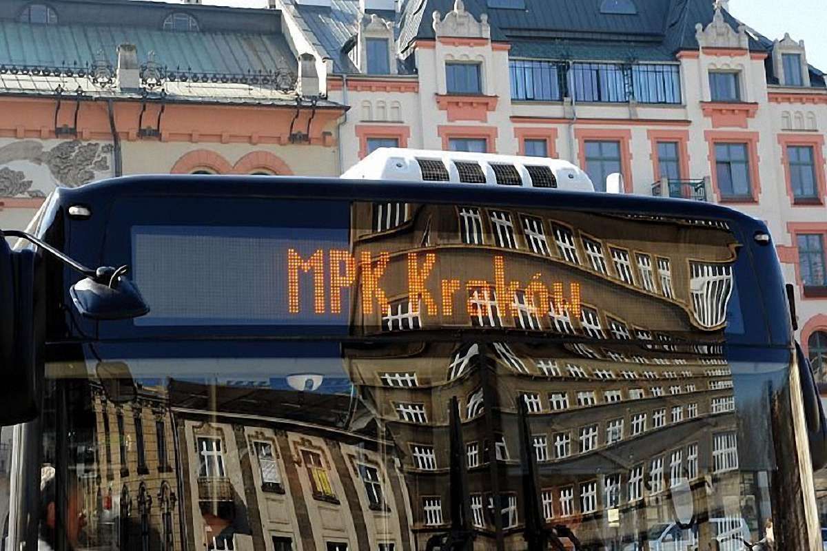В Кракові через смог запровадили безкоштовний проїзд громадським транспортом для водіїв авто  