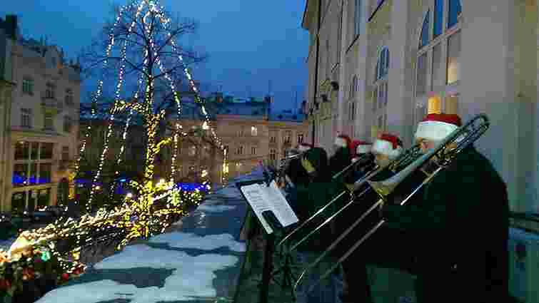 Львівські джазмени зіграли концерт на балконі мера у Ратуші  