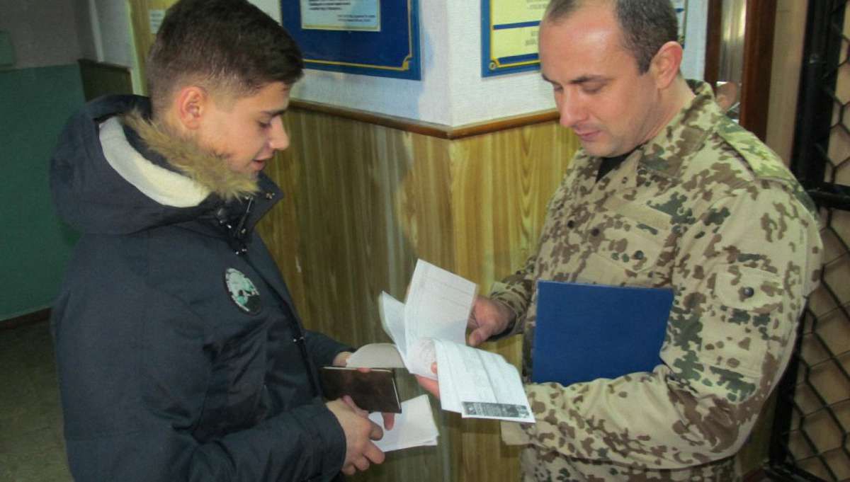 Протягом трьох місяців до військкоматів викликатимуть 17-річних юнаків