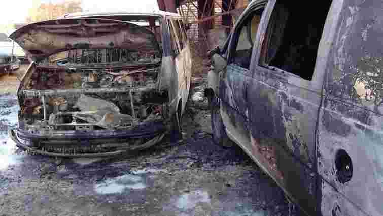 Вночі на стоянці в Новояворівську згоріли три автомобілі