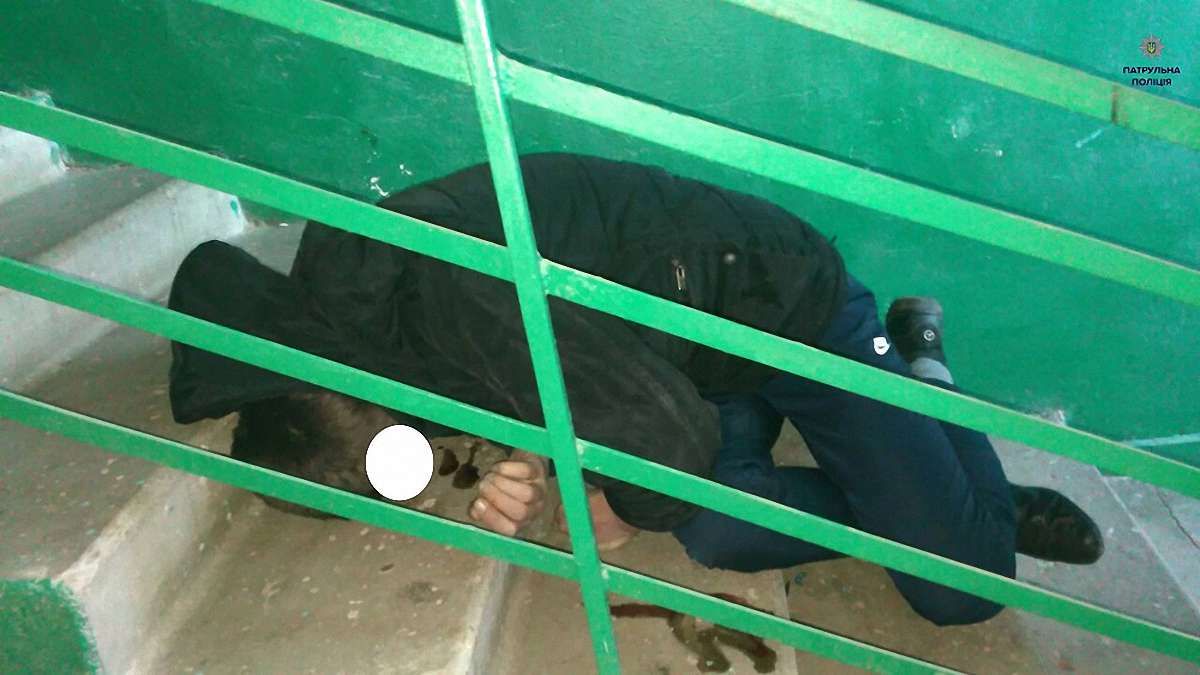 У Львові тіло чоловіка пролежало в під’їзді житлового будинку майже добу