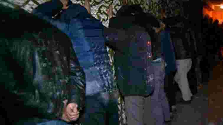 Біля кондитерської фабрики у Житомирі затримали більше 130 осіб