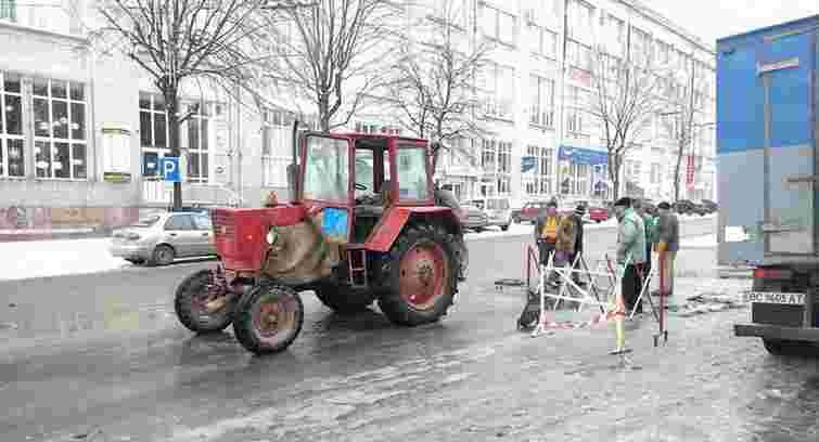 «Львівводоканал» ліквідовує аварію на вул Героїв УПА, 73