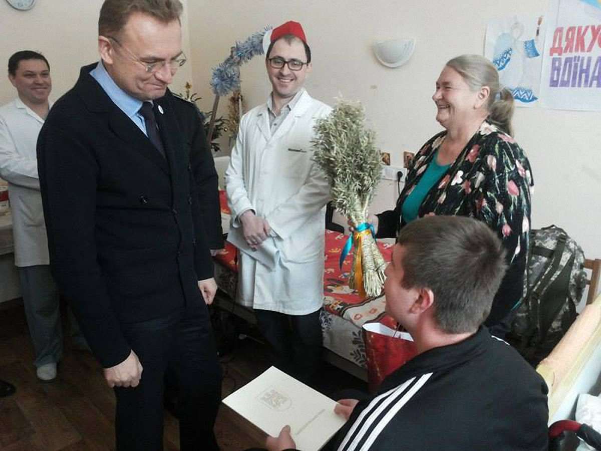 Мер Львова вручив ключі від квартири ветеранові АТО