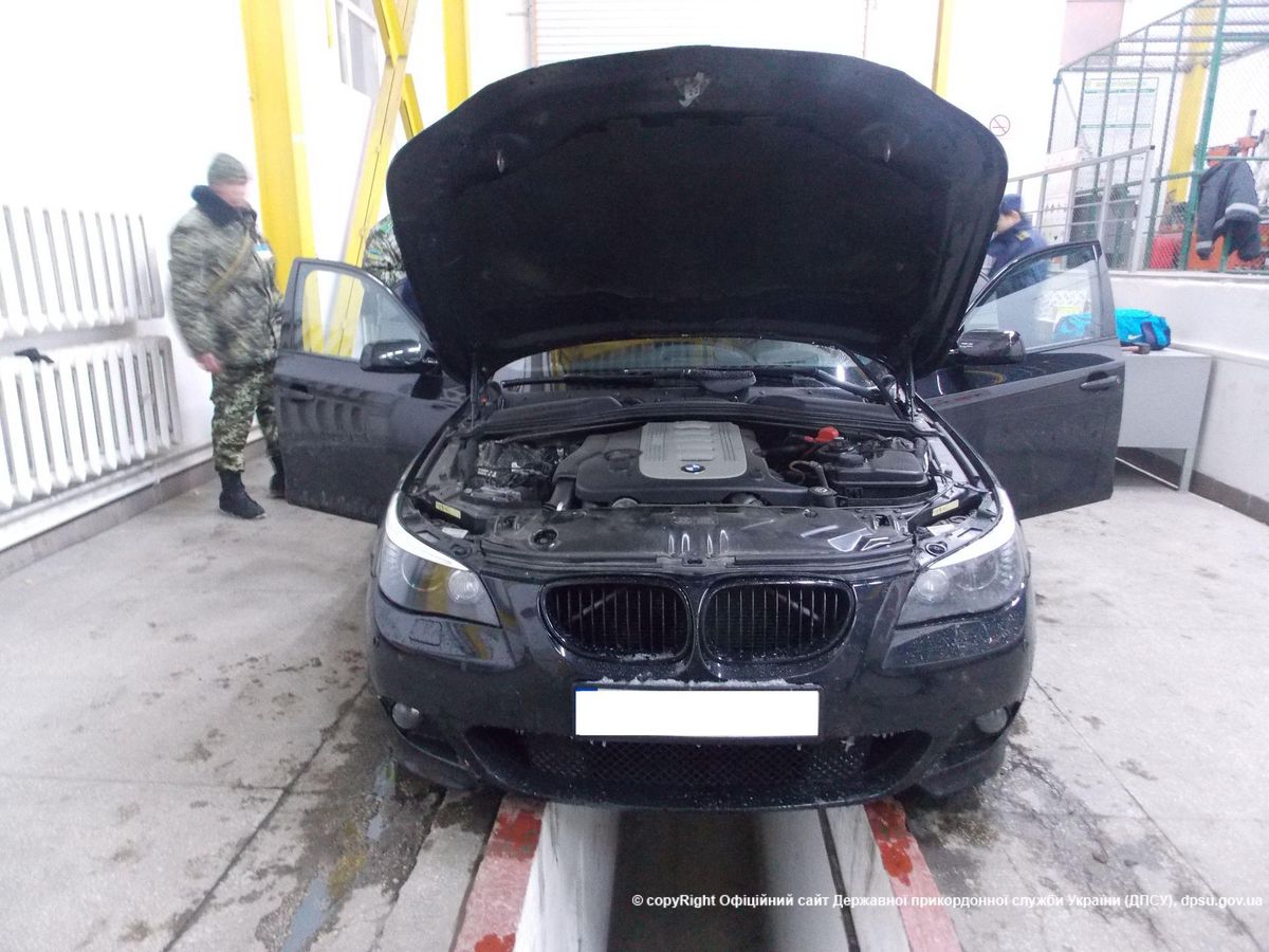 На Закарпатті митники відібрали в угорця BMW через контрабанду сигарет
