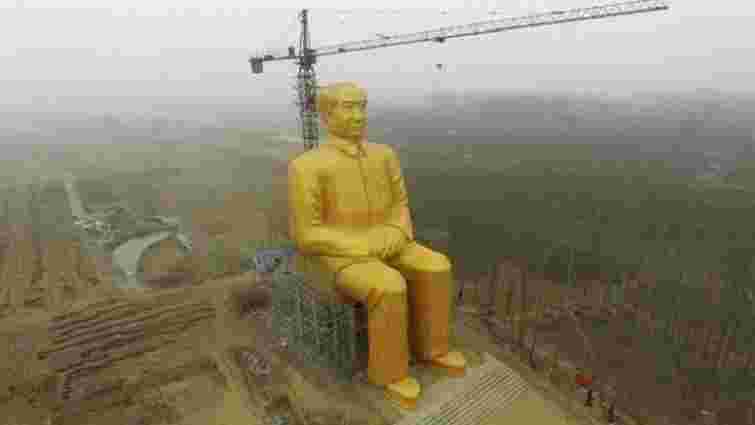 У Китаї вирішили демонтувати гігантську статую Мао Цзедуна розміром з 12-поверхівку