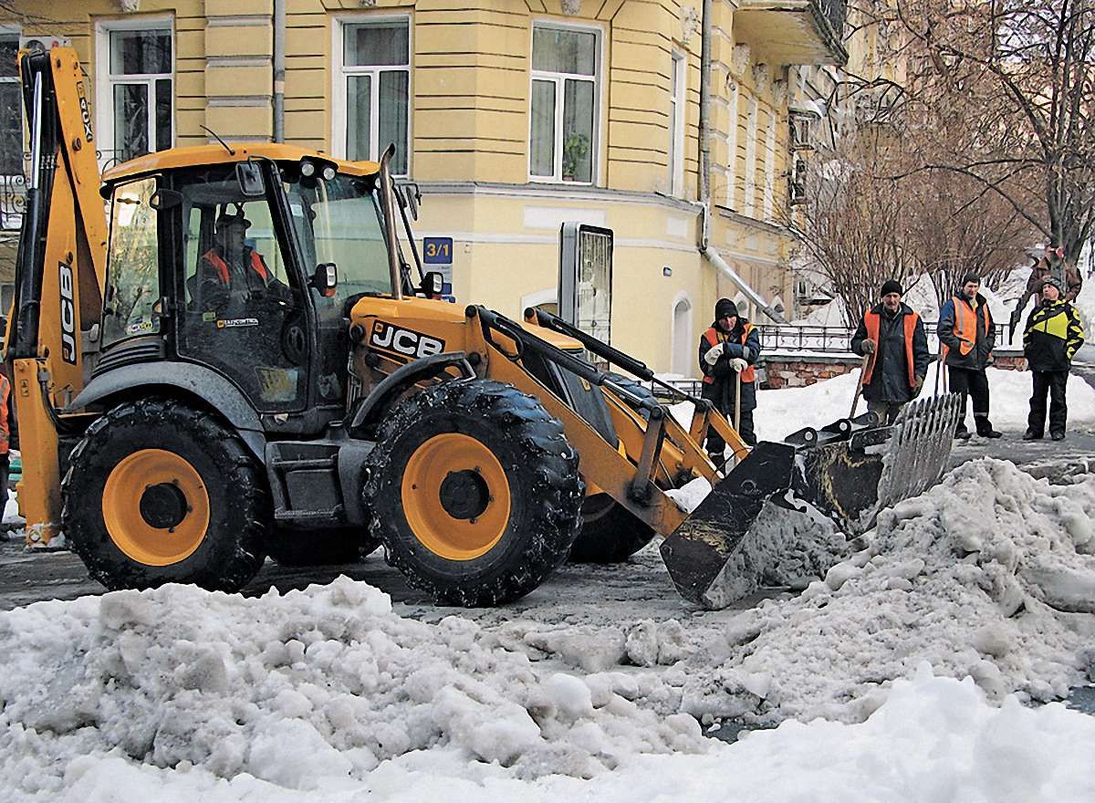 Яценюк вимагає від місцевої влади невідкладно вжити заходів для розчищення доріг