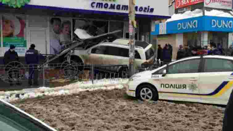 У Києві Mercedes врізався у піцерію: загинула продавчиня 