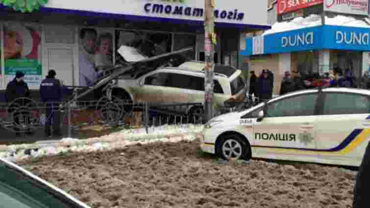 У Києві Mercedes врізався у піцерію: загинула продавчиня 