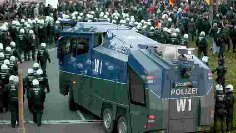 У Німеччині поліція водометами розігнала учасників акції протесту проти мігрантів