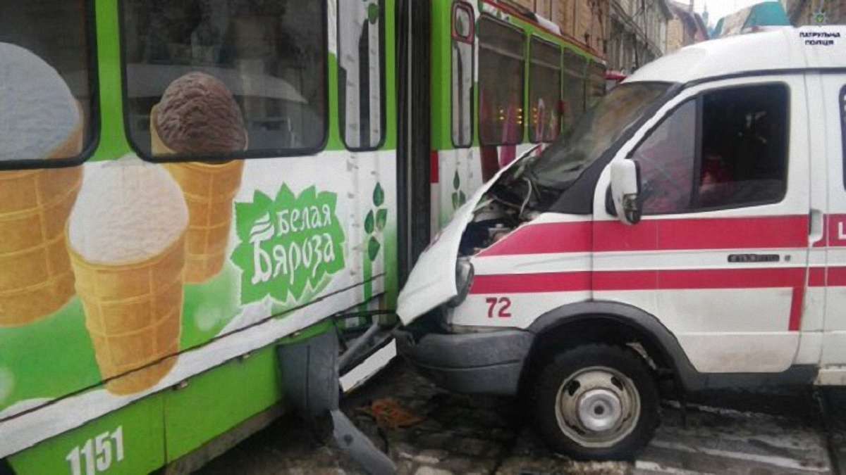 У центрі Львова «швидка» зіткнулась із трамваєм