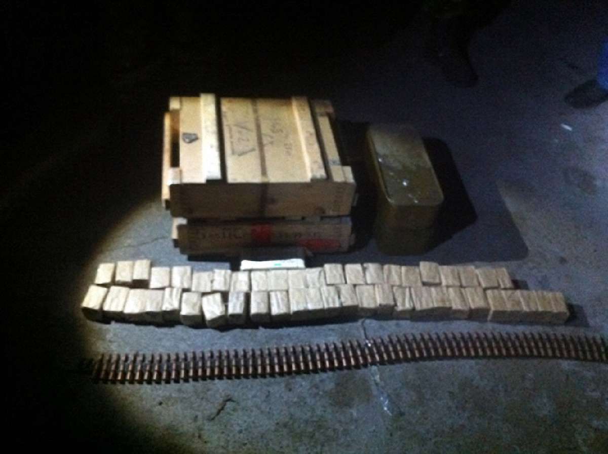 На Донбасі знайшли покинутий склад з боєприпасами