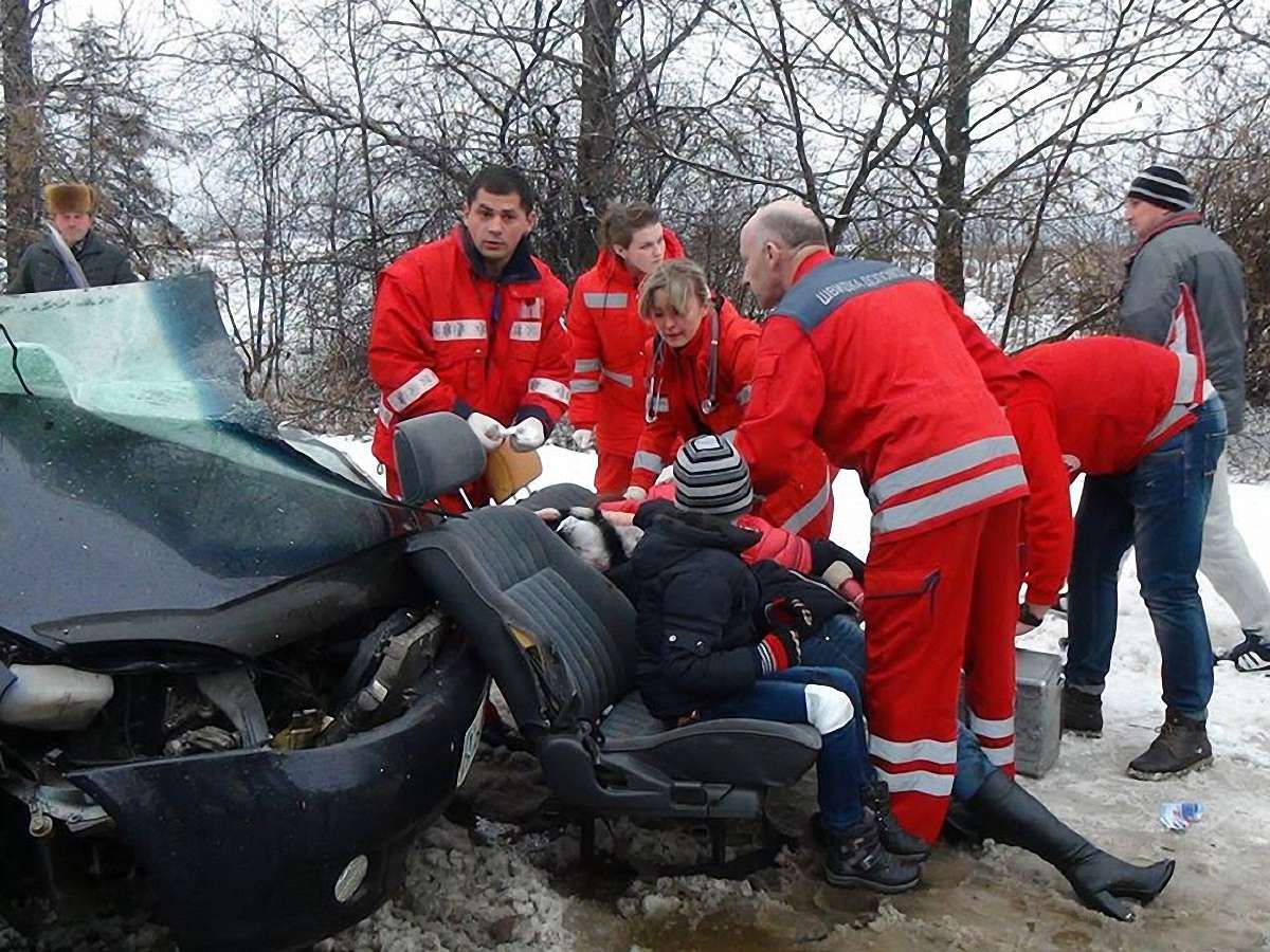 В аварії біля Івано-Франківська постраждали шестеро людей, одна загинула