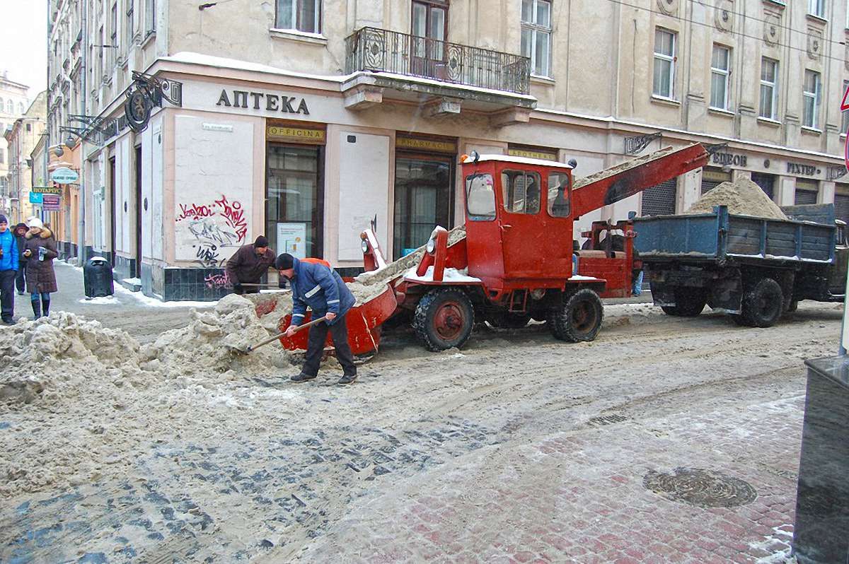 Поліція попередила львівських комунальників про штрафи за викидання снігу на дороги