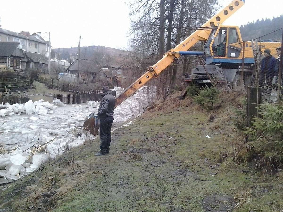 На Львівщині талий лід в річці підтоплює присадибні ділянки