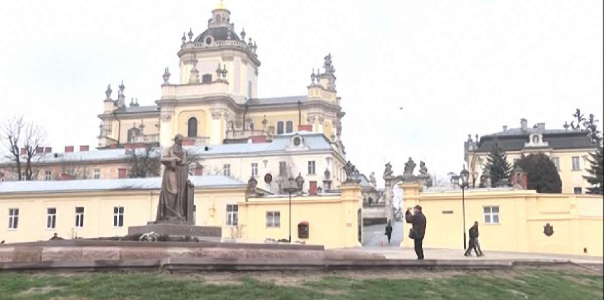 До кінця місяця через пл. Св. Юра у Львові курсуватимуть тролейбуси