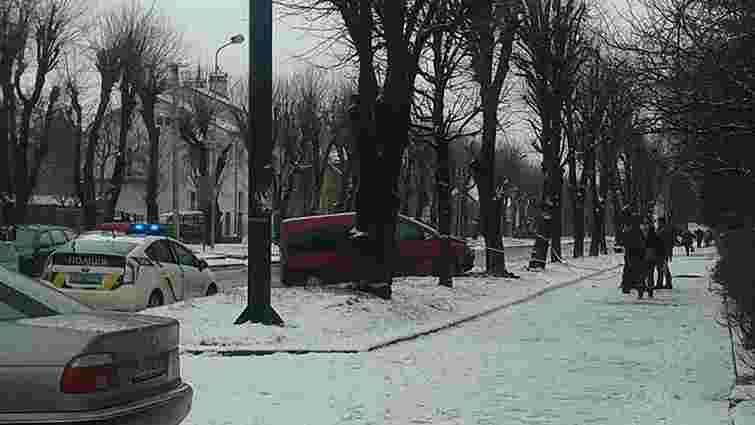 У Львові водій збив 81-річного чоловіка та врізався у дерево