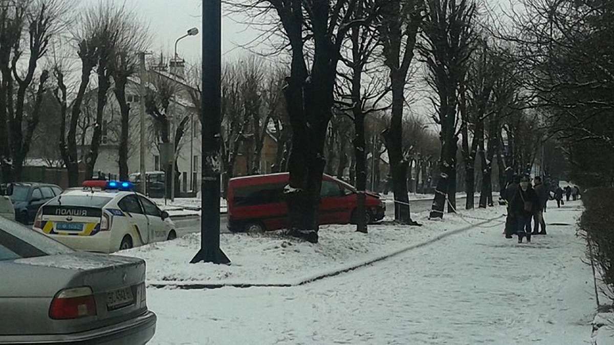 У Львові водій збив 81-річного чоловіка та врізався у дерево
