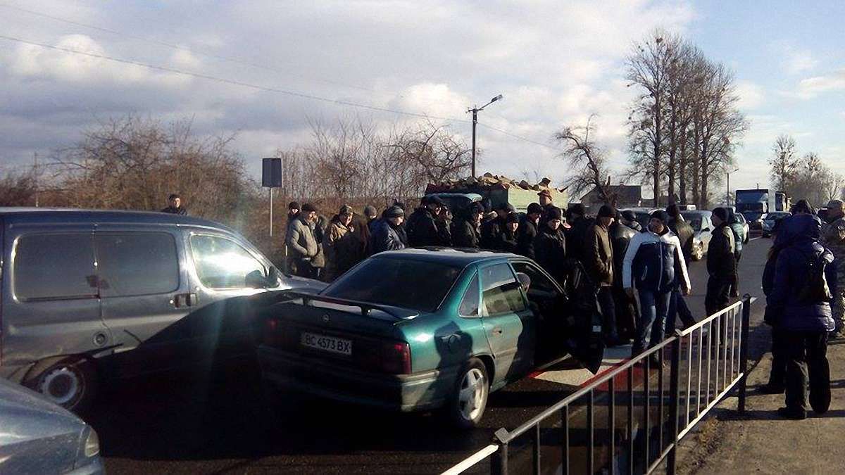 Львівські шахтарі знову перекрили трасу, яка веде до кордону з Польщею