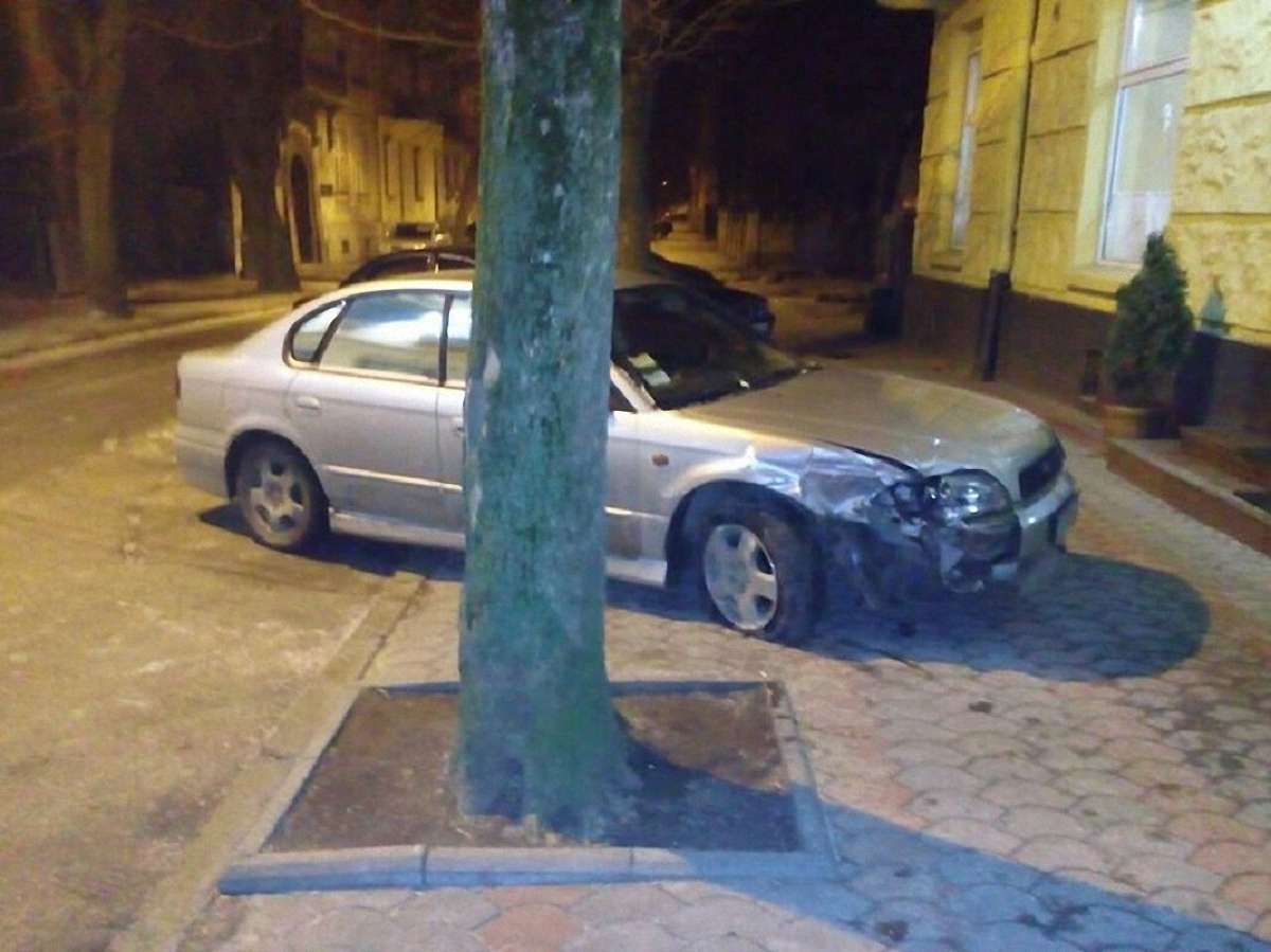 У Львові водій Subaru пошкодив 7 автомобілів та врізався в трамвай