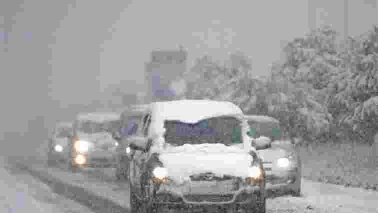 Поліція просить водіїв не планувати на вихідні далекі поїздки через погіршення погодних умов