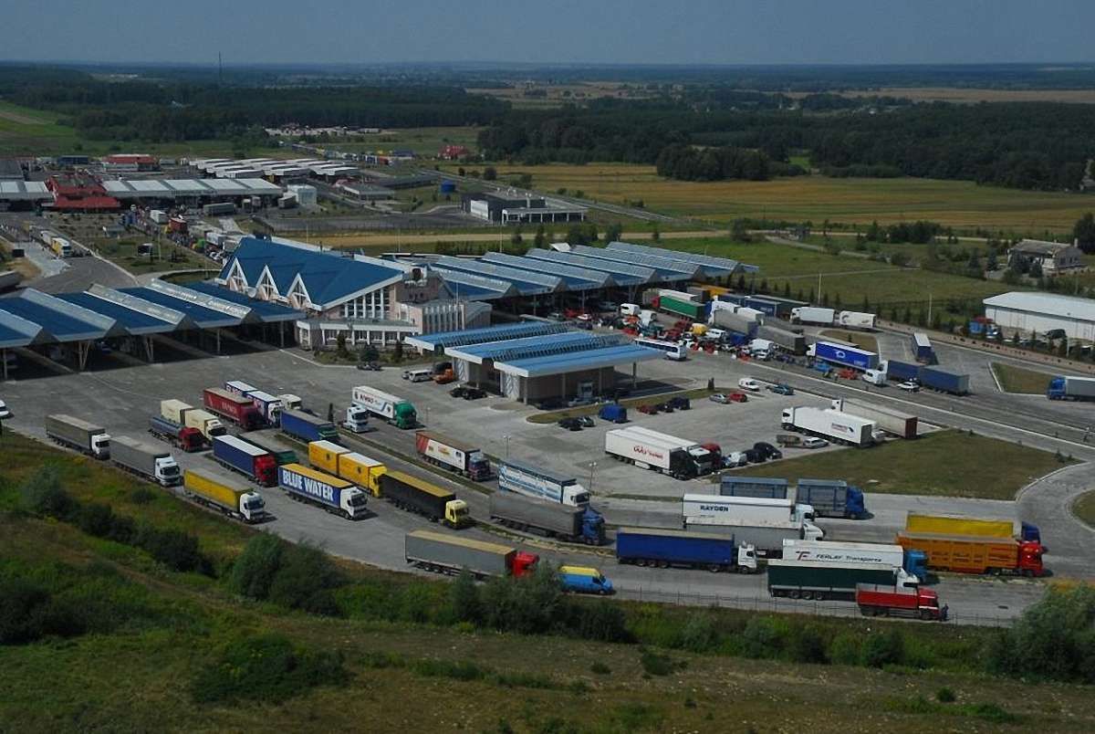 На українсько-польському кордоні змінять правила перетину кордону для автомобілів