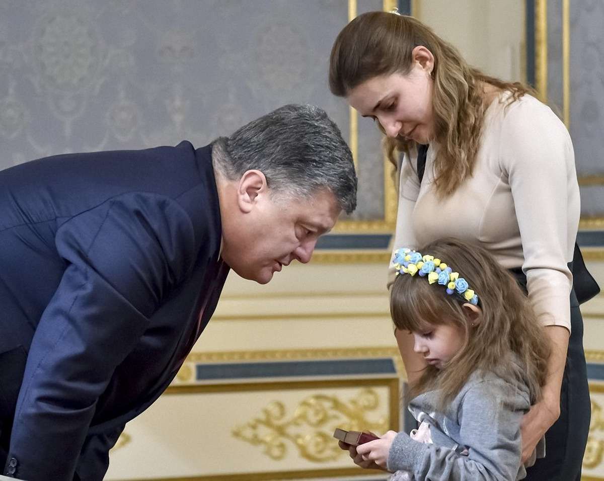 Порошенко посмертно нагородив п'ятьох захисників донецького аеропорту
