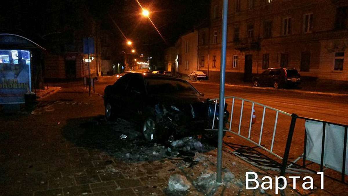 У Львові водій заснув за кермом та в’їхав у зупинку громадського транспорту