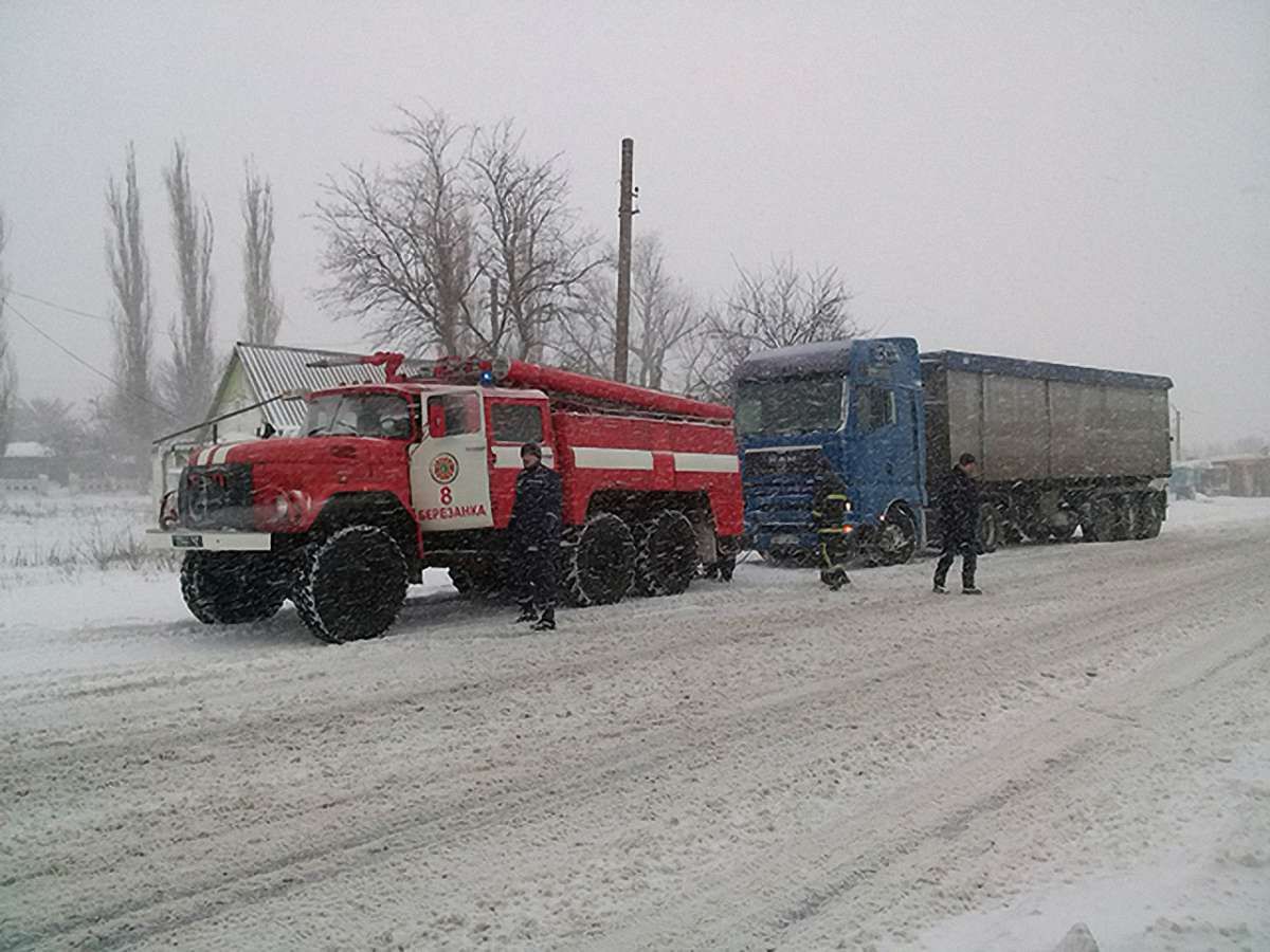 На Миколаївщині через негоду закрили всі дороги