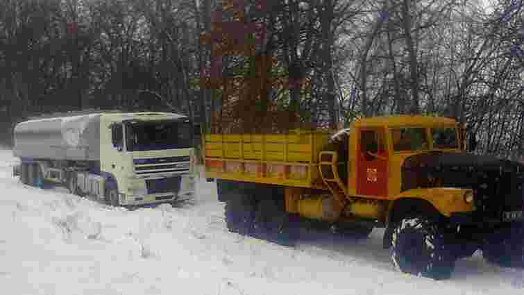 В чотирьох областях України через негоду обмежили рух автошляхами