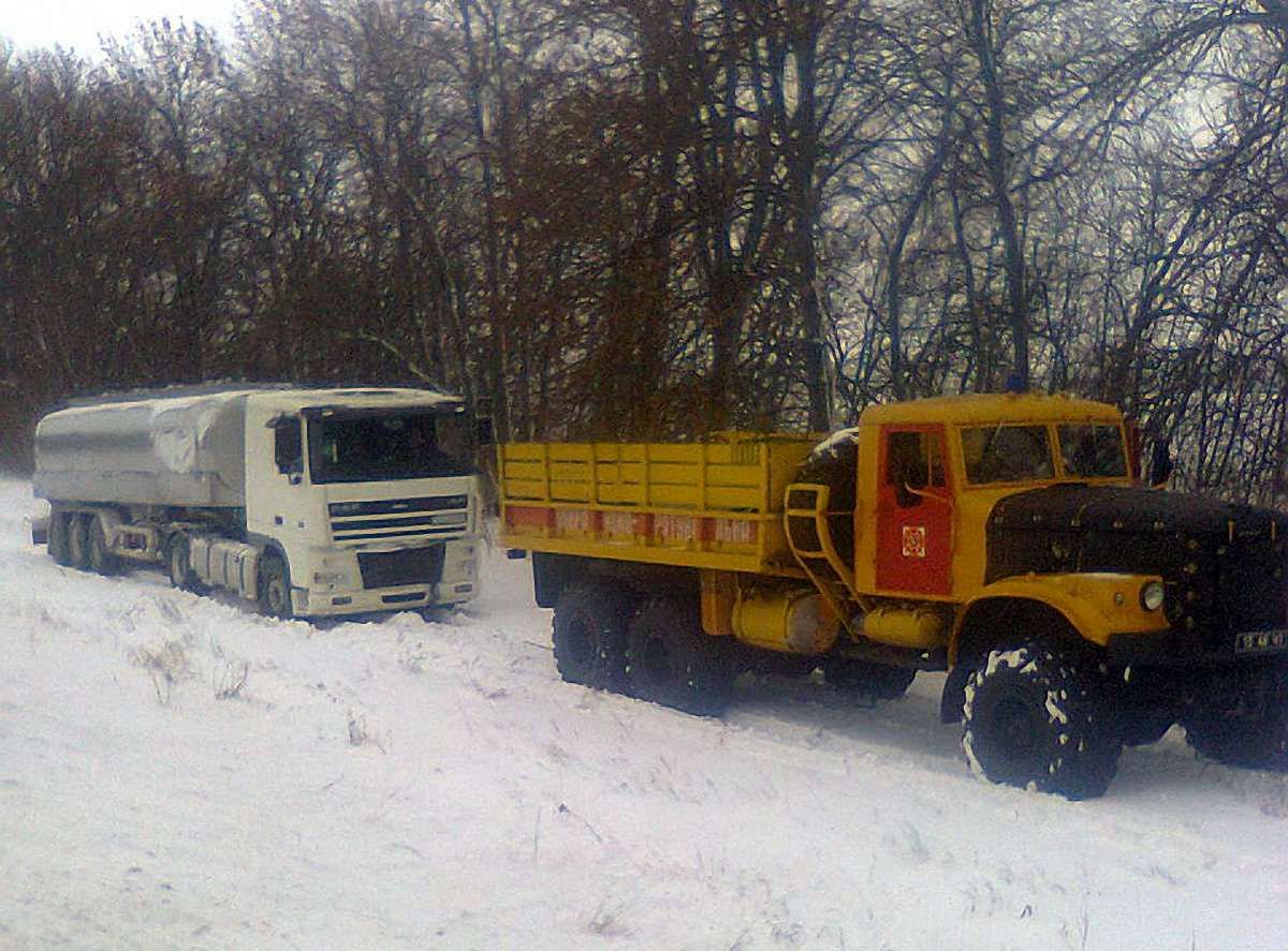 В чотирьох областях України через негоду обмежили рух автошляхами