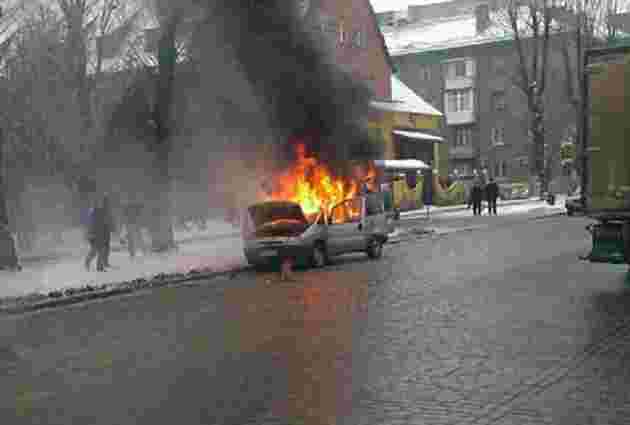 На вул. Городоцькій вщент згорів автомобіль