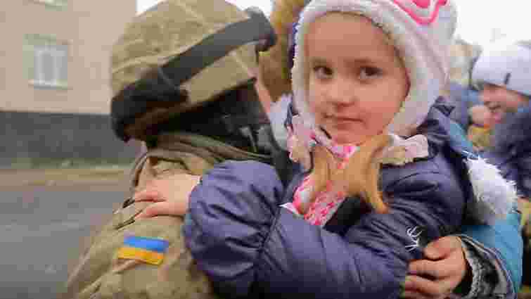 Волонтери показали зустріч українських воїнів з дітьми Мар'їнки