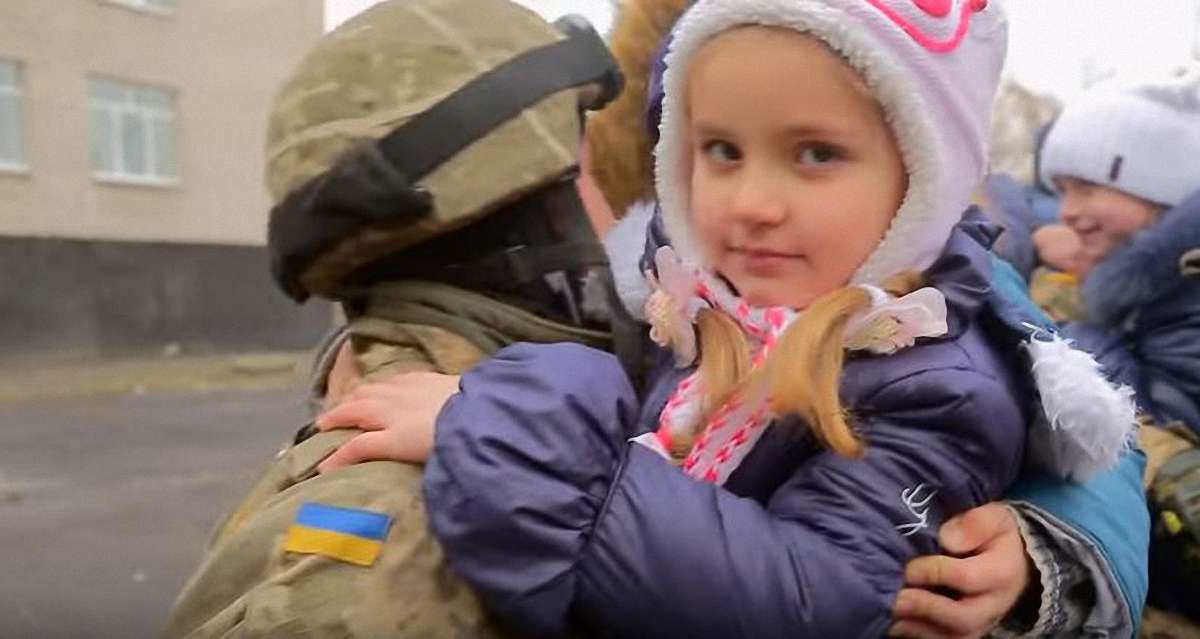Волонтери показали зустріч українських воїнів з дітьми Мар'їнки